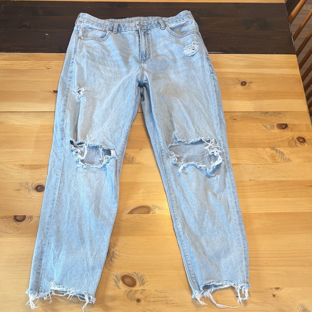 American Eagle Outfitters Light Blue Curvy Mom Jeans